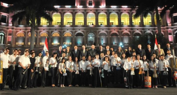 Orquesta de Cateura recibe reconocimiento y critica a los políticos