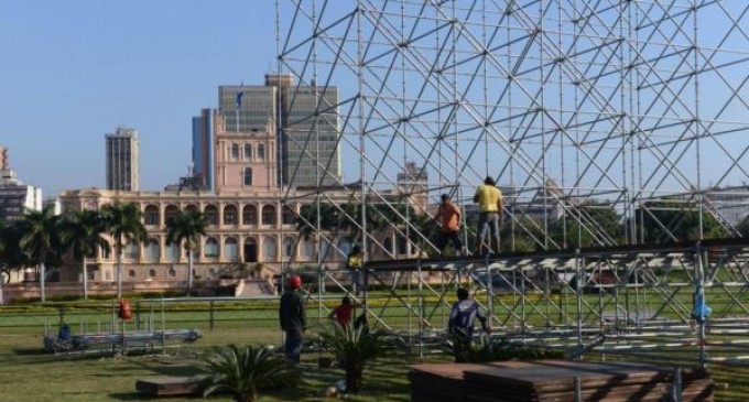 Jóvenes toman la posta en acto papal en la Costanera