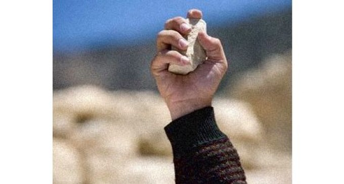 Jóvenes fueron condenados a limpiar las calles por arrojar piedras a transeúntes