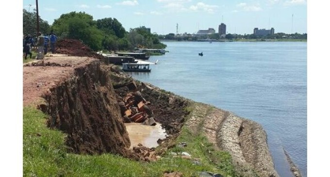 Cede muro de contención en Alberdi y cae tractor del MOPC