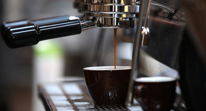 Revelan cómo el café neutraliza enfermedades incurables vinculadas al consumo excesivo de alcohol