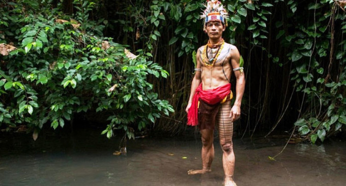 Escondidos del mundo moderno: un fotógrafo revela la vida diaria de una tribu indonesia