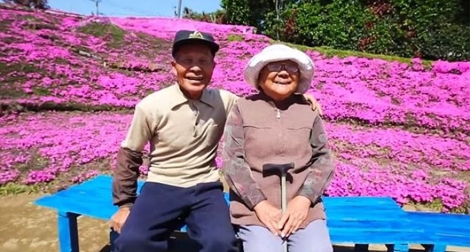 Plantó miles de flores para que su esposa ciega las oliera