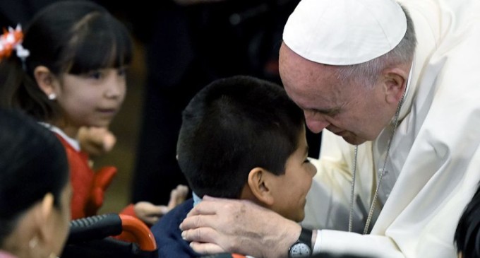 Papa Francisco plantea “cariñoterapia” para tratar a niños con cáncer