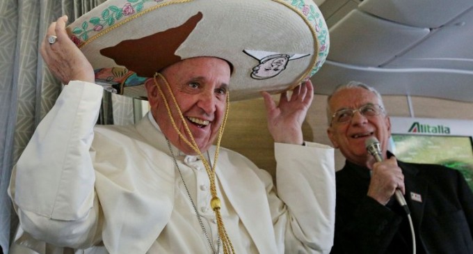 Sombreros, limpiabotas y dulces entre los regalos que recibió el papa Francisco en el avión