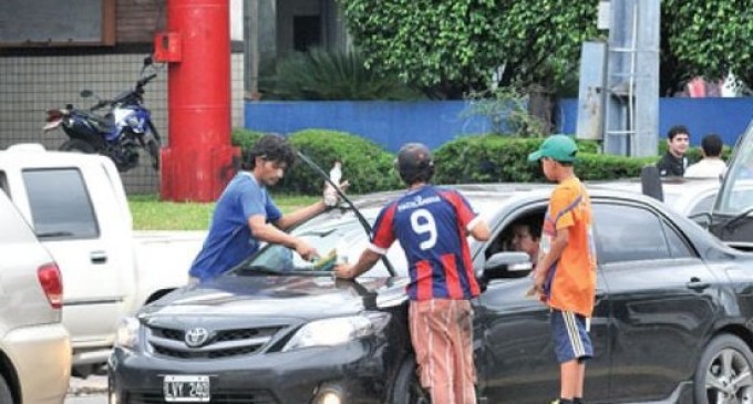 Quieren prohibir limpiavidrios en Asunción desde abril