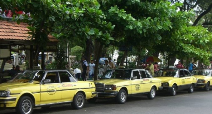 Denuncian al titular de taxistas por irregularidades