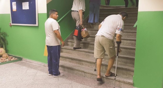 Ascensor ‘reservado’ para Cartes hizo que pacientes subieran escaleras