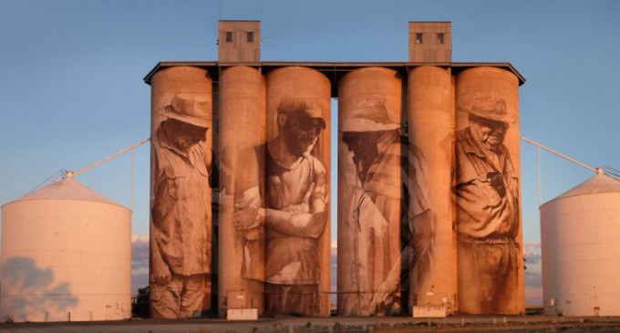 Mural le devuelve la vida a pueblo abandonado en Australia