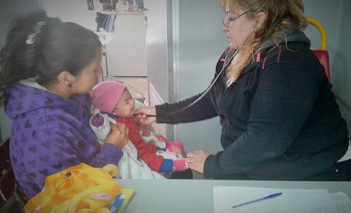 Asistencia médica llega a zonas vulnerables mediante clínica móvil