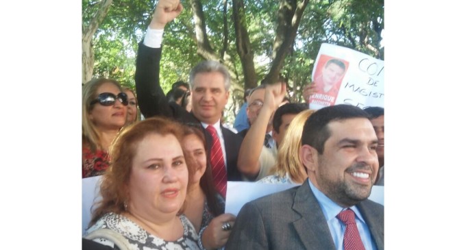 Abogados se manifiestan frente al Consejo de la Magistratura apoyando a Enrique Bacchetta