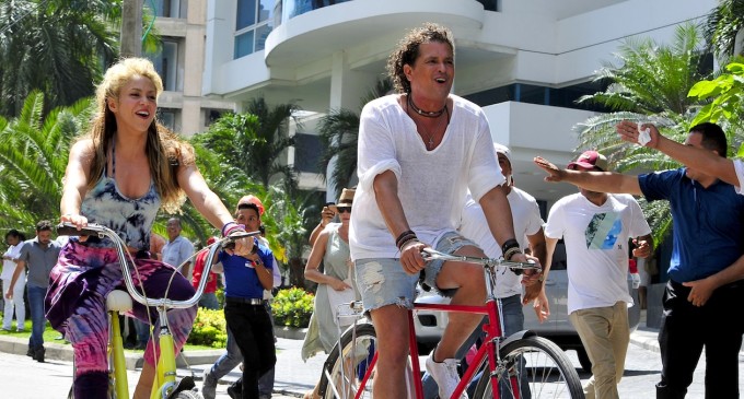 Carlos Vives ya no podrá llevar a Shakira de paseo en su bicicleta