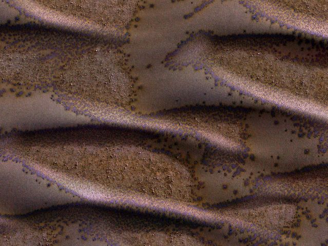 Dunas congeladas: Cientos de dunas de arena cubren las llanuras marcianas. Terminado el invierno, estas comienzan a descongelarse y pierden su cubierta solida de dióxido de carbono.