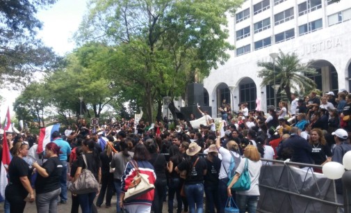 Trabajadores de la salud se manifiestan frente al Poder Judicial