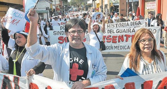 Médicos inician huelga y denuncian amenazas del viceministro