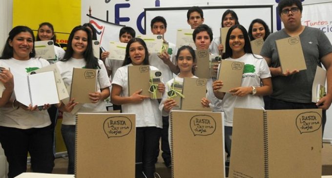 Regalan cuadernos “reciclados”