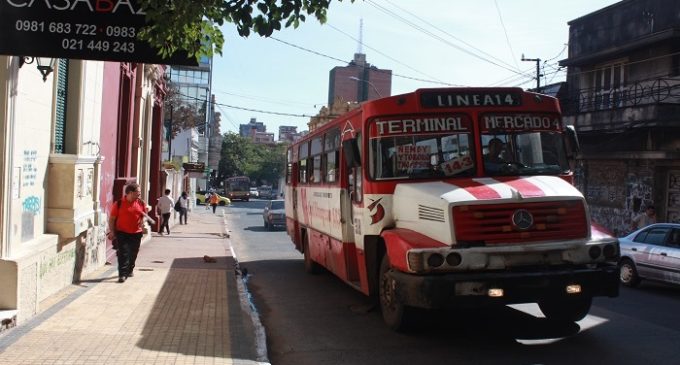 No existe regulada, pero sí menos buses operando