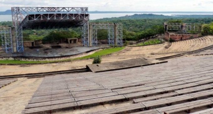 Fiestas en el abandonado Anfiteatro José Asunción Flores