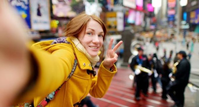 Por qué es tan peligroso sacarse selfies haciendo el símbolo de la paz