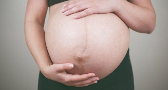 Proponen prohibir la expresión “futura madre” en Reino Unido