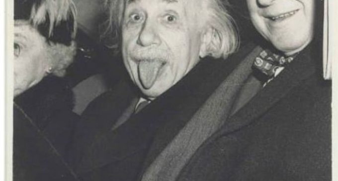 La historia detrás de la icónica foto de Albert Einstein con la lengua afuera