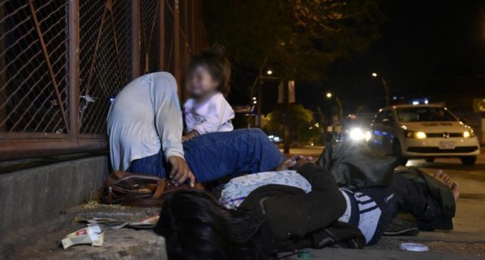 Niña de 7 meses abandonada en la calle por padres en estado etílico