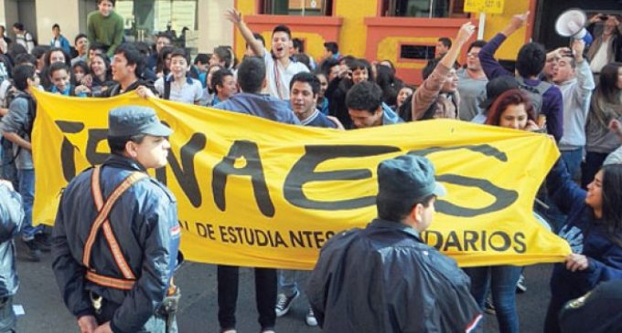 Estudiantes tildan de “innecesario” firmar documento con el gobierno