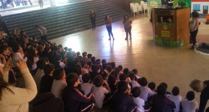 Con teatro y títeres educan para tener Escuelas y Colegios libre de criaderos