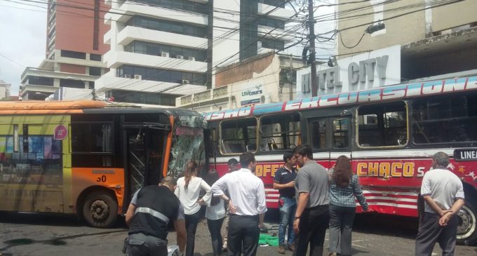 Dos muertos provocó choque entre colectivos en el microcentro de Asunción