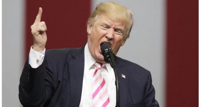 Donald Trump: “¡Saquen a ese hijo de puta del campo de juego ahora mismo!”