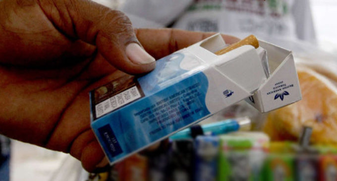 Senadores proponen elevar impuesto al tabaco