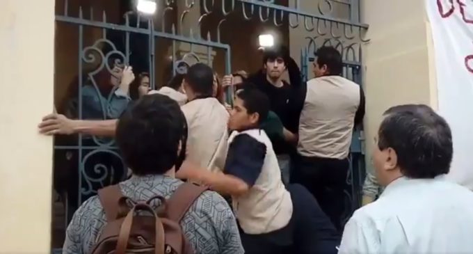 Alumnos retoman la UCA tras incidentes con guardias privados