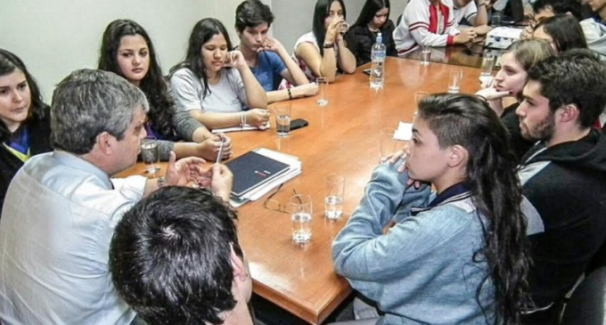 Estudiantes levantan toma