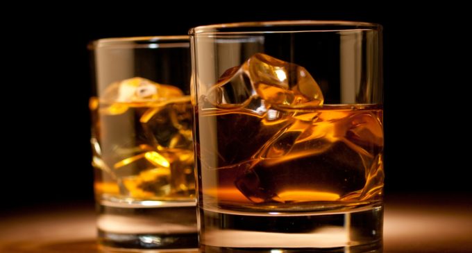 Científicos compartieron la clave para beber whisky de la mejor manera