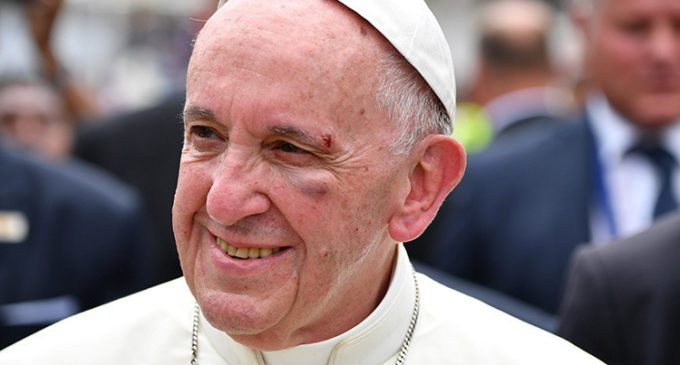El golpe del Papa en el papamóvil