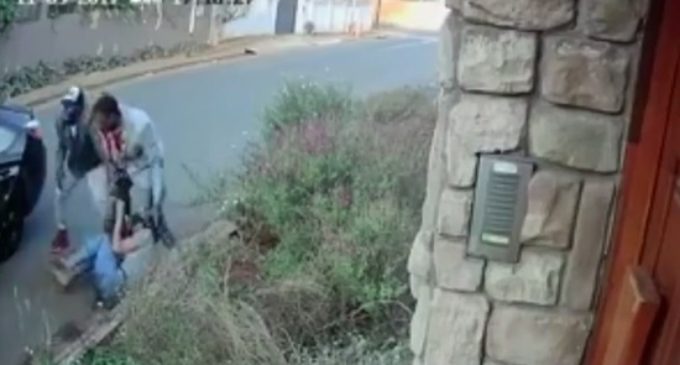 VIDEO: La pelea de una universitaria para no entregar su tesis a ladrones