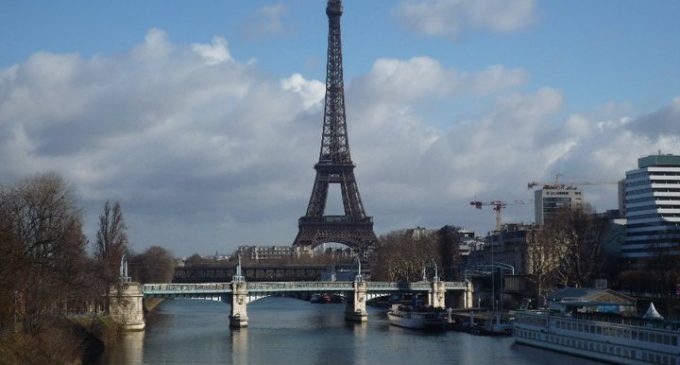 Sacar fotos de la torre Eiffel de noche es ilegal