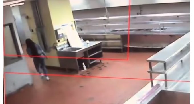 Fotos difundidas de joven muerta en congelador aumentan incógnitas y misterio