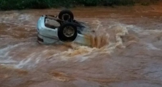 Conductor fallece tras caer a un arroyo