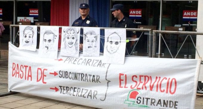 Funcionarios de la ANDE se manifiestan frente al Congreso