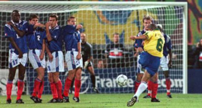 La ‘suerte’ detrás del tiro libre de Roberto Carlos