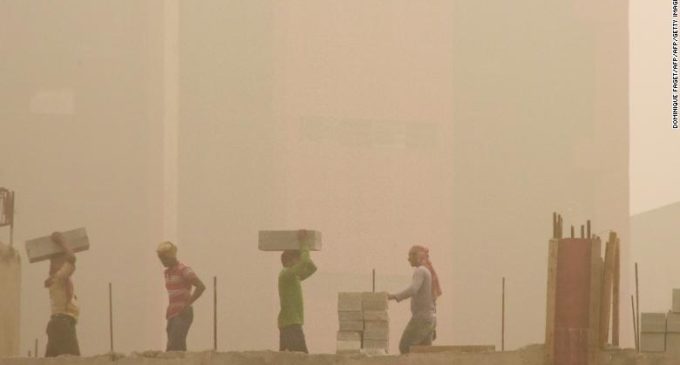 Respirar el aire de Delhi, capital de la India, es igual a fumar más de 40 cigarrillos por día
