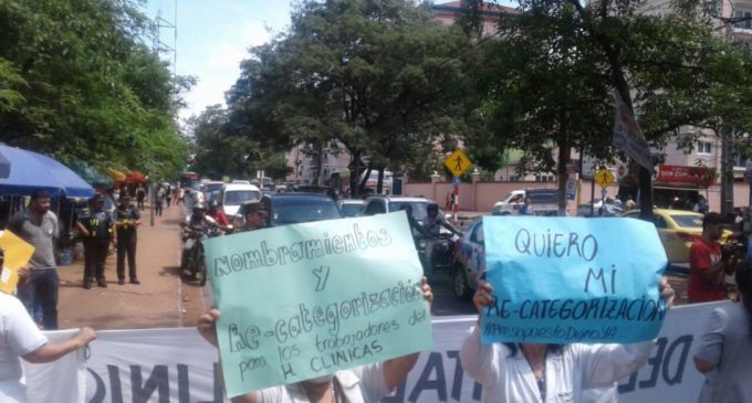 Médicos y enfermeros cierran avenida Mariscal López en reclamo de mayor presupuesto