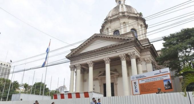 Dos albañiles quedaron heridos tras caer de un andamio
