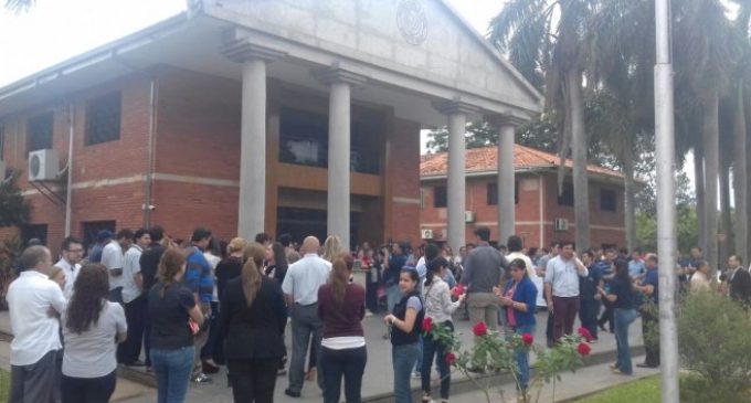 Funcionarios de las 12 facultades de la UNA comienzan paro total administrativo y académico