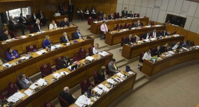 Mayoría opositora en Senado busca eliminar potestad del presidente de vetar Presupuesto