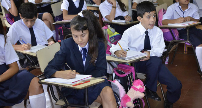 Sacan del aula a dos alumnos por mora en cuotas