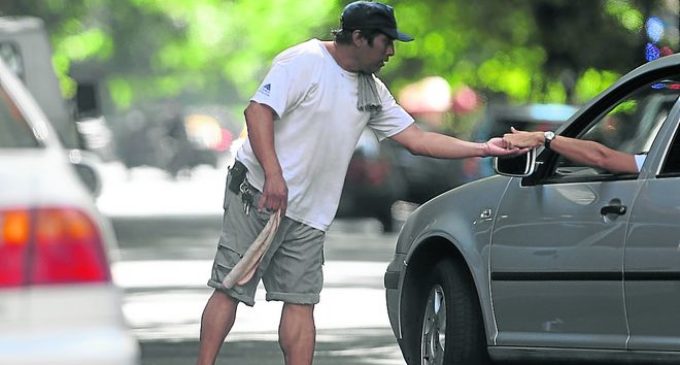 Proponen mayor resguardo policial para evitar “extorsión” de cuidacoches