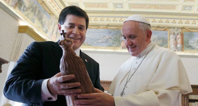 Cartes partió rumbo al Vaticano