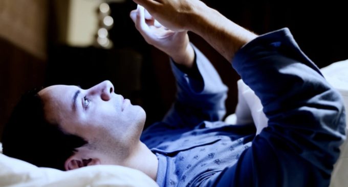Jóvenes duermen menos a causa de conexión móvil